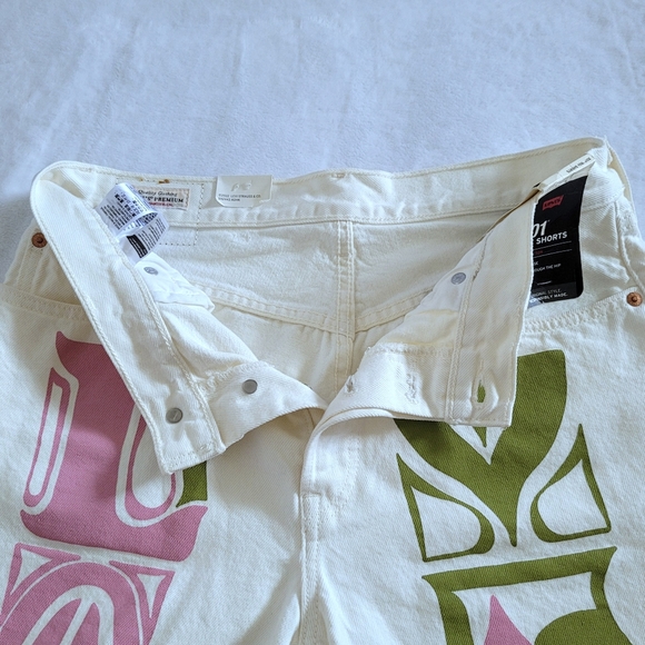Levi's 501 '90s "Love"💚🩷 Shorts - NWT - Picture 13 of 16